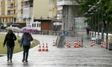 La brigada municipal de Obras trabaja en el paseo mar�timo a la altura del balneario. 