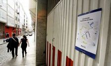 <span lang= es-es >Planos y cartas para informar</span>. Planos en varias puertas de garajes a lo largo de la calle anuncian el corte y los desv�os alternativos. Lo recibieron adem�s vecinos de la zona en su buz�n junto a una carta en versi�n biling�e del alcalde en la que promete el plazo de ejecuci�n �m�s ajustado posible�. 