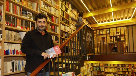 Carlos Gonzlez, en la encantadora librera Wells, de Cangas. 