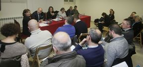 <span lang= es-es >Mar Garc�a moder� un ameno y por momentos intenso debate</span>. Foro Voz arranc� el viernes-noche en Viveiro, en el sal�n de la biblioteca p�blica, cedido por el Concello de Viveiro. El debate lo moder� la periodista Mar Garc�a, sentada a la izquierda, en la mesa de al fondo, al lado de los ponentes invitados Jos� Pereira, Ana Mart�nez, Covadonga Viamonte, Alfonso Fuente y Jos� Veiga. 