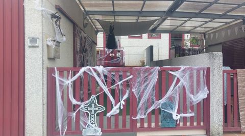En la hilera de adosados de una urbanizaci�n de O Casti�eiri�o los m�s madrugadores ya decoran sus casas con motivos de miedo