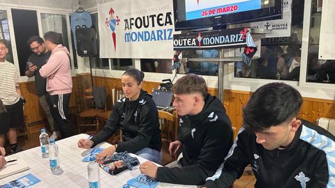 Elena P�rez, Dela y Yoel Lago, en la nueva pe�a celtista de Mondariz que lleva el nombre de este �ltimo.