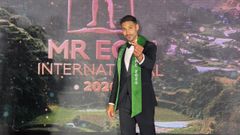 Iv&aacute;n Clarete con la banda de M&iacute;ster Eco Europa en un certamen internacional de belleza celebrado en Filipinas