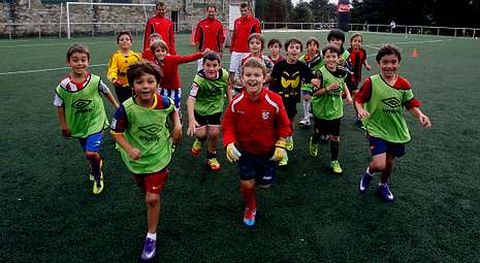 Algunos de los ni�os del campus, con sus mentores al fondo.