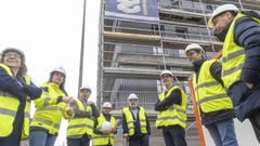 Imagen de la visita de la conselleira de Vivenda, Mar�a Mart�nez Allegue, a principios de marzo a las viviendas de Lamas de Abade, que se�entregar�n este a�o