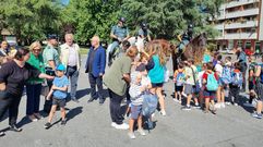 Agentes de la unidad de caballera de la Guardia Civil, en la presentacin, junto a las autoridades y los nios del campamento.