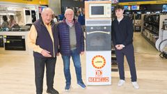 Jorge Bermello, el pintor Leandro S�nchez y personal de la tienda Bermello de la carretera de Vigo, posando con el frigor�fico intervenido art�sticamente que actualmente se exhibe en el establecimiento