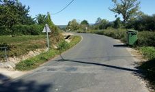 La calle no tiene iluminaci�n, acera ni arc�n y va paralela al regad�o
