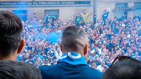 Cientos de personas durante la celebraci�n del ascenso a Primera Divisi�n del Real Oviedo