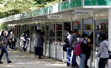 Siete puestos de venta de �mbito nacional ocupan un lateral del paseo central de la Alameda.