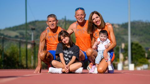 Imagen del mes de marzo del calendario de Down Ourense y el Club Burgas de Atletismo con el pequeo Alan