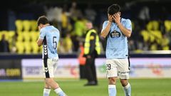Sergio Carreira y Yoel Lago, lament�ndose tras la derrota del Celta ante el Villarreal.