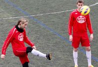 Belfortti y Javi Rey, dos opciones para el mediocentro, en un entrenamiento en A Cheda.