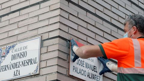 Un operario del Ayuntamiento de Gij�n coloca la placa con el nombre del primer alcalde de la democracia, Jos� Manuel Palacio, que pondr� nombre a partir de ahora a la ya antigua avenida de Juan Carlos I