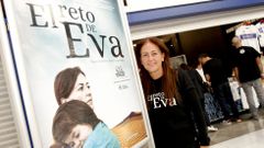 Eva Gim�nez, con el cartel del documental