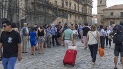 La llegada de turistas y excursionistas se deja notar estos d�as en el entorno de la catedral compostelana