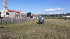 Imagen de archivo de un tractor limpiando una finca