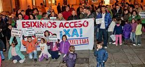 La segunda concentraci�n de los tutores del colegio Rosal�a se celebr� en la plaza de Mac�as.