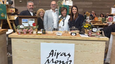 La conselleira do Medio Rural, primera por la derecha, en el puesto de Airas Moniz en el Sal�n Gourmet