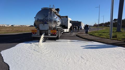 Piquetes de Uni&oacute;ns Agrarias derramaron leche&nbsp;para denunciar la llegada de cisternas de otros pa&iacute;ses europeos