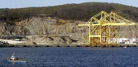 Vista de las gr�as de muelle para contenedores en el puerto exterior de Ferrol, pertenecientes a la firma FCT.