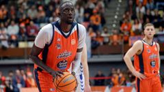 Ilimane Diop, durante un tiro libre en el partido entre el Leyma Coru�a y el Palencia