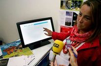 <span lang= es-es >Paneles informativos</span>. La directora del Instituto de Estudos Tur�sticos, Rosana L�pez Salgueiro, estren� un nuevo servicio de informaci�n en pantallas t�ctiles en la oficina de la Xunta.