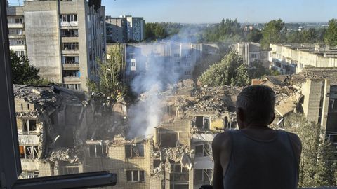 Un hombre observa uno de los edificios destruidos por el ataque masivo de Rusia que alcanz� la ciudad de Lviv