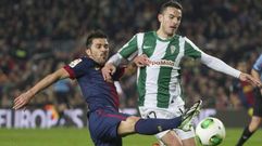 Jos Fernndez disputa un baln con villa en su etapa en el Crdoba