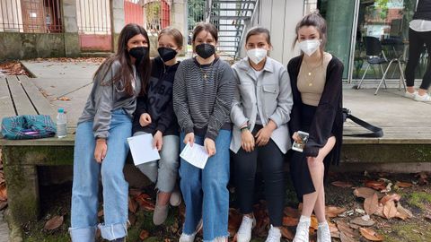 Alumnas del Tirso de Molina, en un descanso, tras el examen de Historia de Espa�a