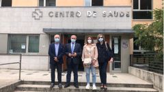 Luis �lvarez, Jos� Tom�, Patricia Otero y Marina Dout�n ante el centro de salud de Monforte