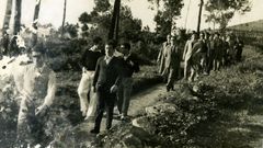 Imagen de los jugadores de la selecci�n espa�ola dando un paseo por la zona de O Ra�al, en Arteixo, en 1945