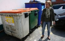 Salom� junto a contenedores de Meicende �que no limpian nunca�. 