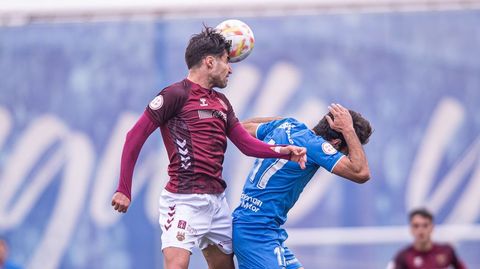 Un lance de juego entre un jugador del Pontevedra y otro del Fuenlabrada.