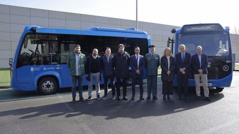 arteixo.En autob�s el�ctrico. En Arteixo tres microbuses totalmente el�ctricos cubren las rutas que conectan los peque�os n�cleos rurales. Ayer los exhibieron durante la celebraci�n de unas jornadas en las que participaron empresas como Repsol o Arriva, la Autoridad Portuaria o el Inega