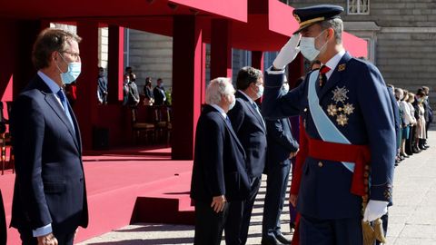 Felipe VI saluda al presidente de la Xunta, Alberto Nez Feijoo, durante la celebracin de la Fiesta Nacional en el palacio real