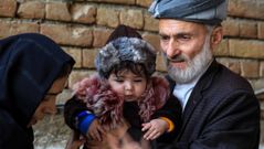 Sohail Ahmadi, un beb� afgano que se perdi� en el desordenado proceso de evacuaci�n de Kabul durante la toma del poder por parte de los talibanes en agosto, se re�ne con su abuelo y su t�a despu�s de cinco meses, en Kabul.
