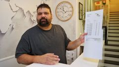 Aldo Cebey es el responsable del Hostal Mara, en la calle Galera de A Coru&ntilde;a, muy cerca de Mar&iacute;a Pita