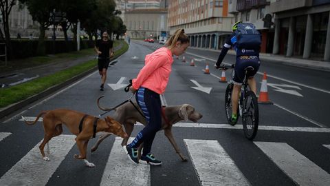 Deportistas y paseantes en el Paseo Maritimo de A Coru�a 
