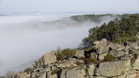 VISTA DE LA NIEBLA QUE CUBRE EL CA��N DEL SIL DESDE EL MIRADOR DE A CIVIDADE, EN SOBER