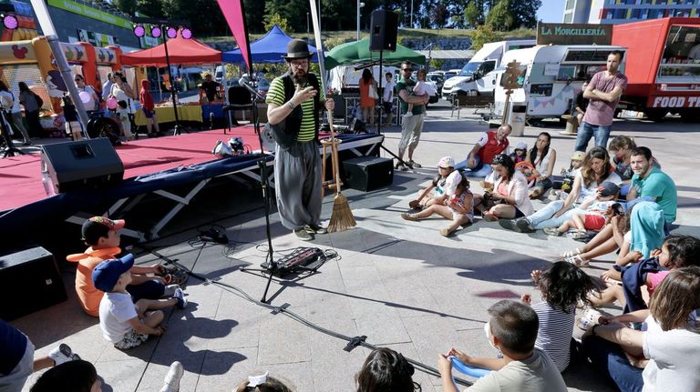 Sesi�n cuentacuentos de  O Caxoto , en la feria de Food Trucks en el Centro Comercial As Termas