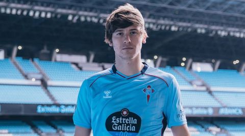 Fer L�pez, posando este lunes en Bala�dos tras firmar su nuevo contrato con el Celta.