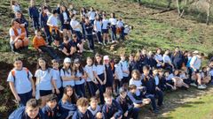 Los alumnos del colegio Divina Pastora de O Barco subieron hasta uno de los montes quemados el pasado verano para repoblarlo