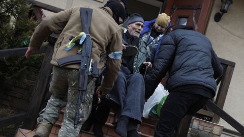 As� es la evacuaci�n de mayores en la ciudad de Irp�n