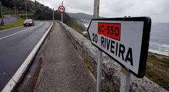 Son muchas las se�ales de v�as locales y comarcales en las que figura �Riveira�.