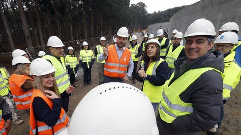 Visita reciente de la conselleira de Medio Ambiente a las obras de construcci�n de la nueva depuradora de Foz. En la imagen, con el alcalde, otras autoridades y t�cnicos