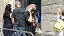Una turista se abanica por el calor.