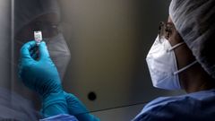 Una trabajadora sanitaria, antes de administrar la vacuna en un hospital de Roma