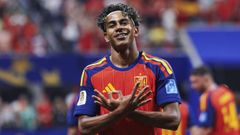 Lamine Yamal festeja con su ya cl�sico homenaje a Rocafonda el gol con el que abri� el partido ante Arabia Saud�.