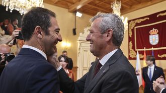 Saludo entre el presidente de la Xunta y el exconselleiro de Mar